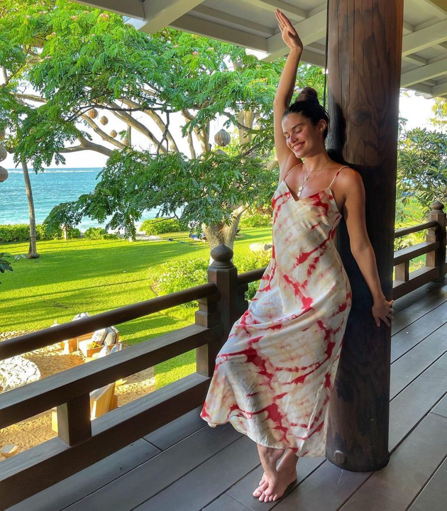В ефектному купальнику й без макіяжу: Сара Сампайо відпочиває на Гаваях