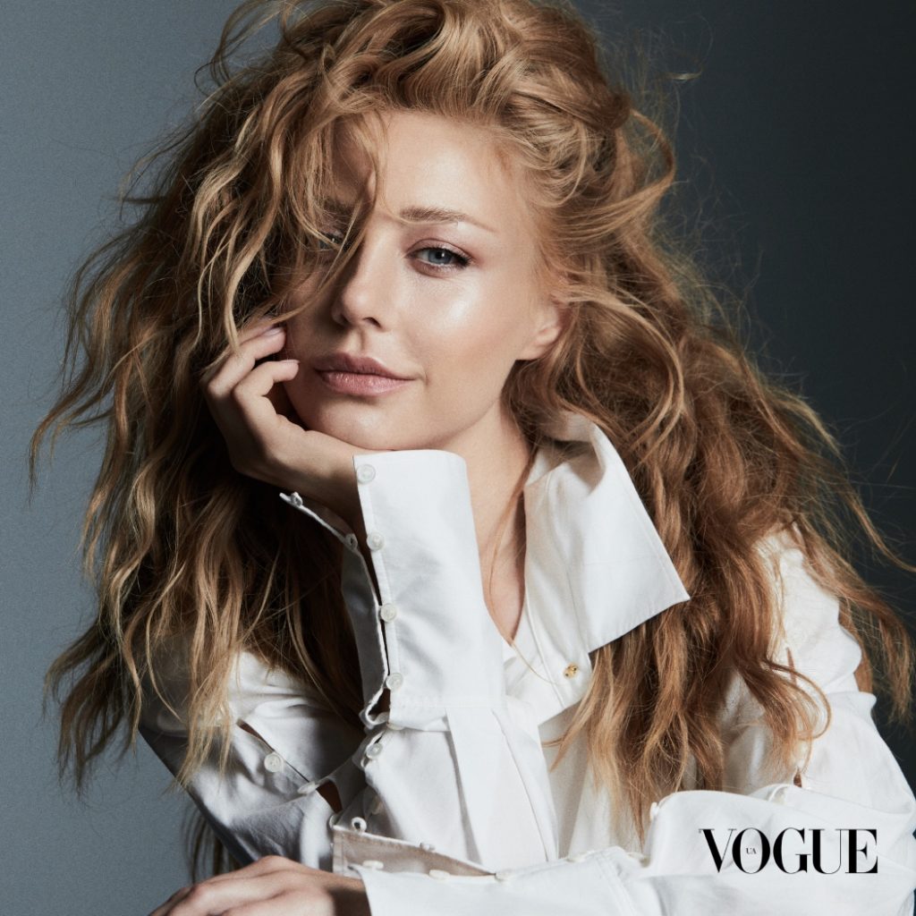Латекс, кожа и съемка топлес: Тина Кароль украсила обложку книги Vogue