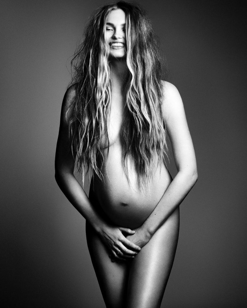 Ради природы: топ-модель Роми Стрейд снялась обнаженной на 8 месяце беременности