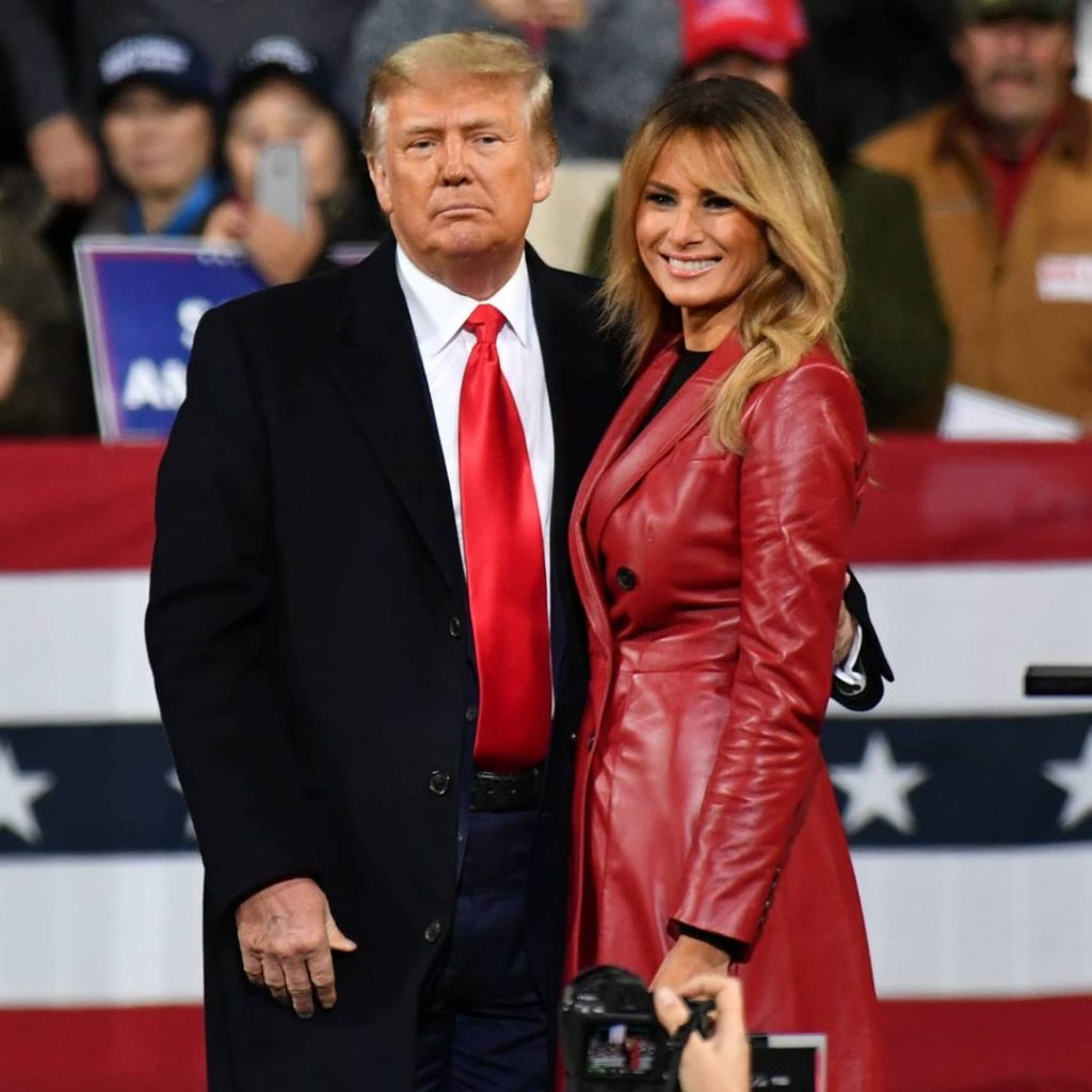 В кожаном пальто Alexander McQueen: Мелания Трамп поддержала Дональда на публичном митинге