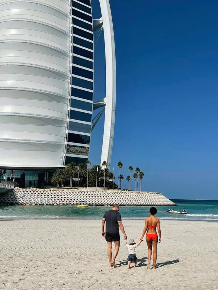 С мужем и маленькой дочкой: Санта Димопулос отдыхает в Дубае