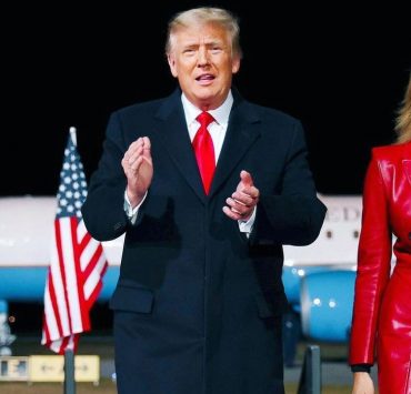 У шкіряному пальто Alexander McQueen: Меланія Трамп підтримала Дональда на публічному мітингу