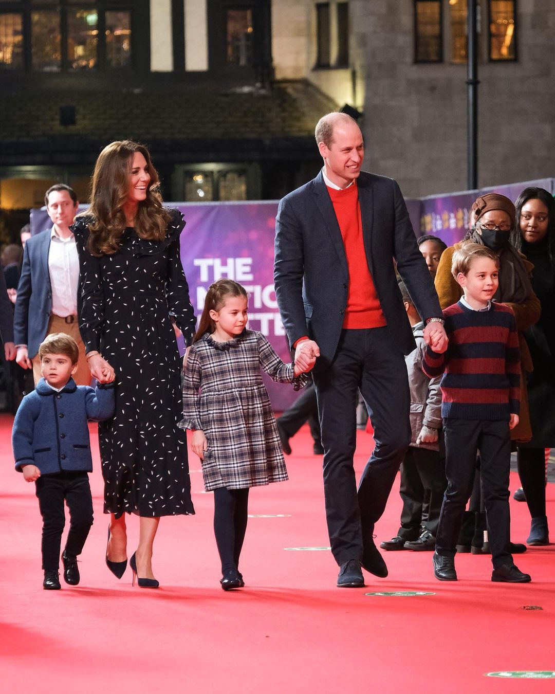 Кейт Миддлтон и принц Уильям впервые появились на красной дорожке с тремя детьми