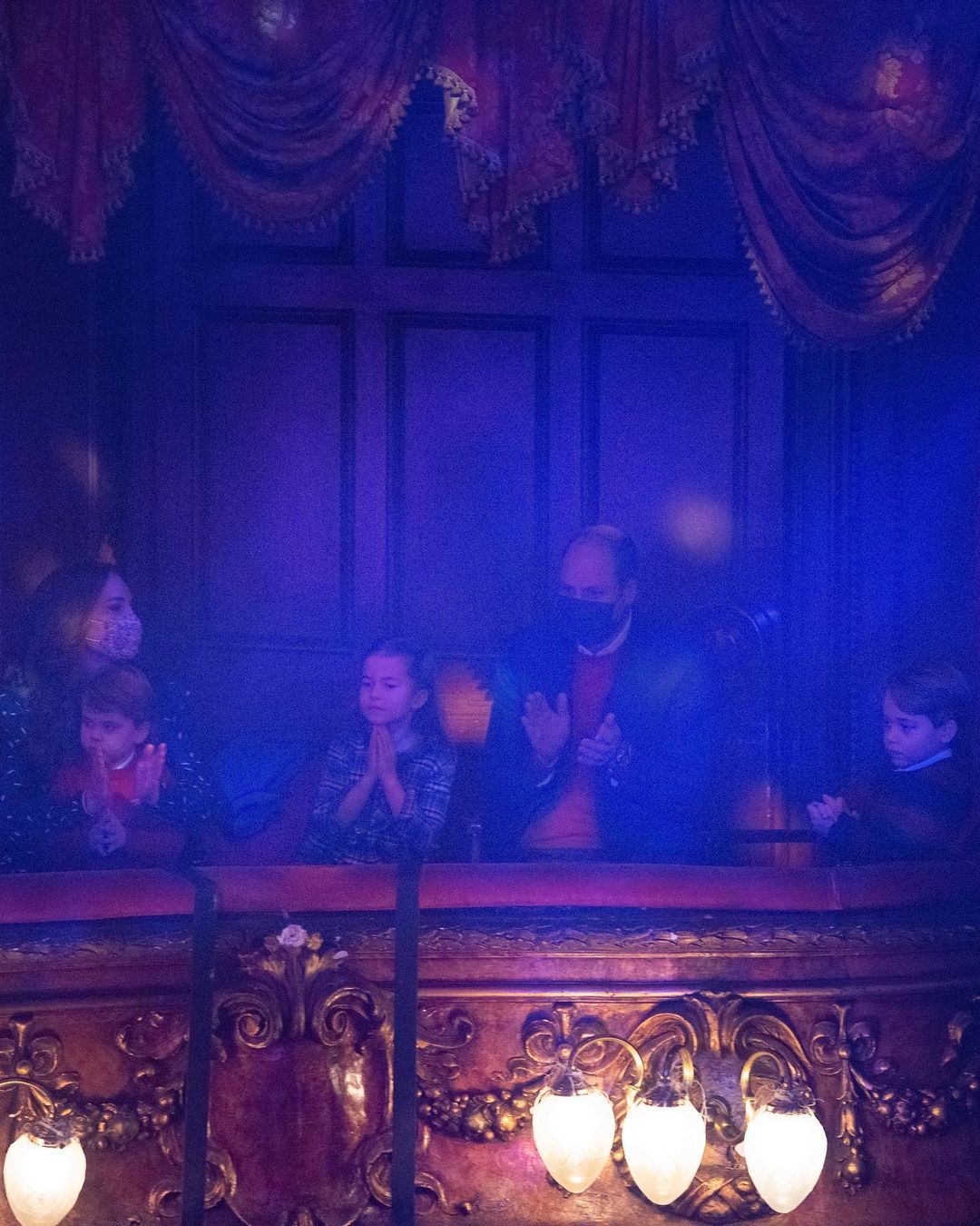 Кейт Міддлтон і принц Вільям вперше з&#8217;явилися на червоній доріжці з трьома дітьми