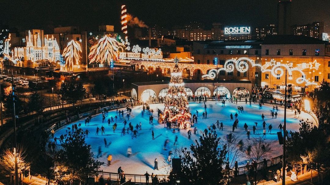 Ялинки, ковзанки та гірлянди: як Київ прикрасили до Нового року та Різдва