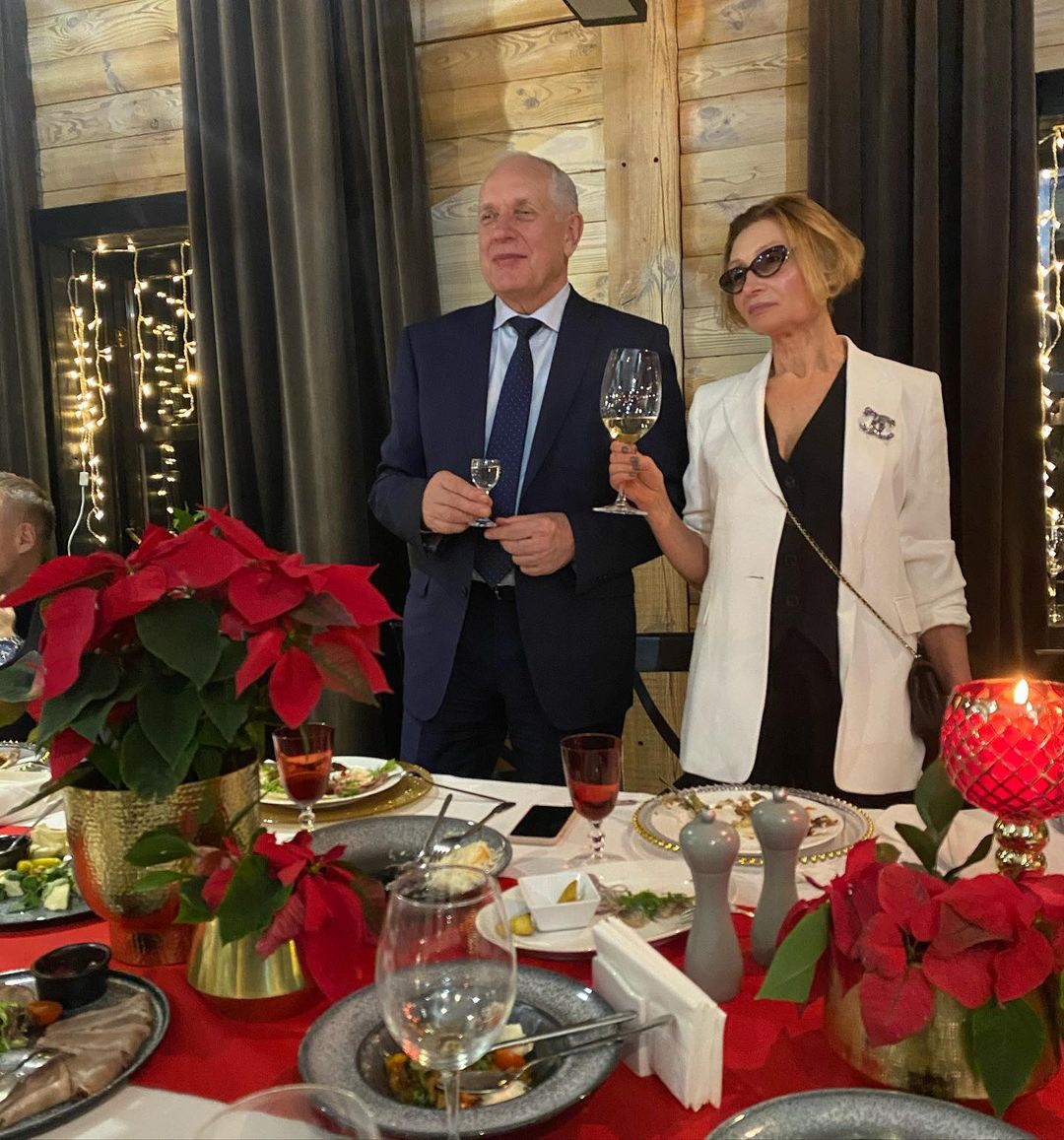 40 лет вместе: родители Кати Осадчей отпраздновали рубиновую свадьбу