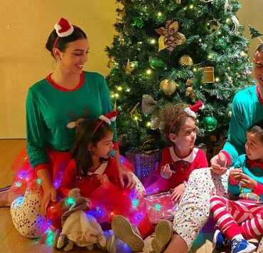 Рождество-2020: Джастин Бибер, Виктория Бекхэм, Кендалл Дженнер и другие звезды делятся семейными фото