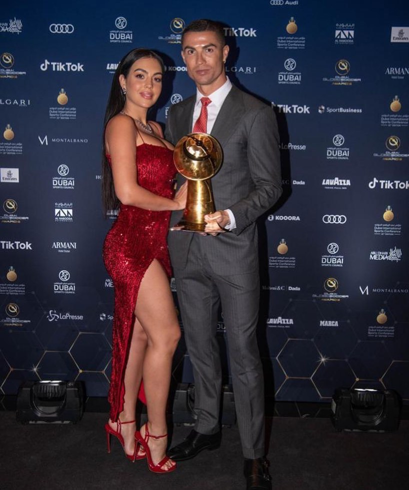 З нареченою та сином на червоній доріжці: Кріштіану Роналду став найкращим футболістом XXI століття