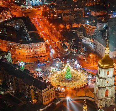 Елки, ледовые катки и гирлянды: как Киев украсили к Новому году и Рождеству