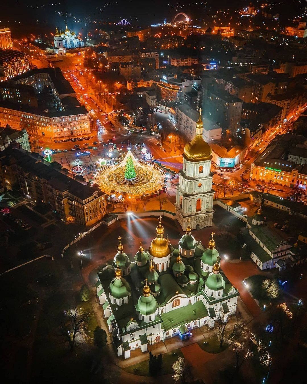 Ялинки, ковзанки та гірлянди: як Київ прикрасили до Нового року та Різдва