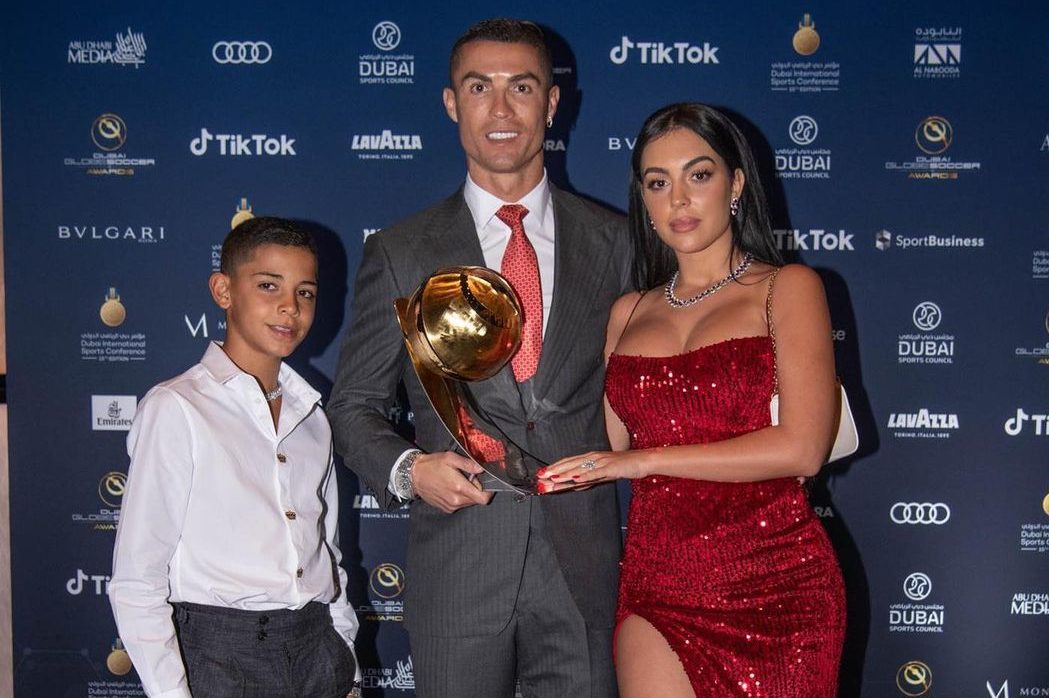 С невестой и сыном на красной дорожке: Криштиану Роналду стал лучшим футболистом XXI века