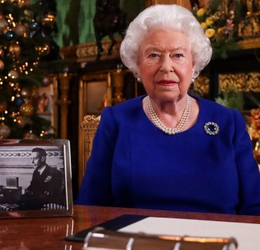 «Вы не одиноки»: Елизавета II обратилась к подданным с ежегодной рождественской речью