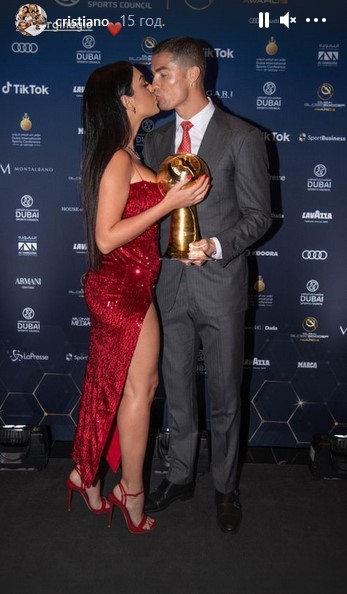 С невестой и сыном на красной дорожке: Криштиану Роналду стал лучшим футболистом XXI века
