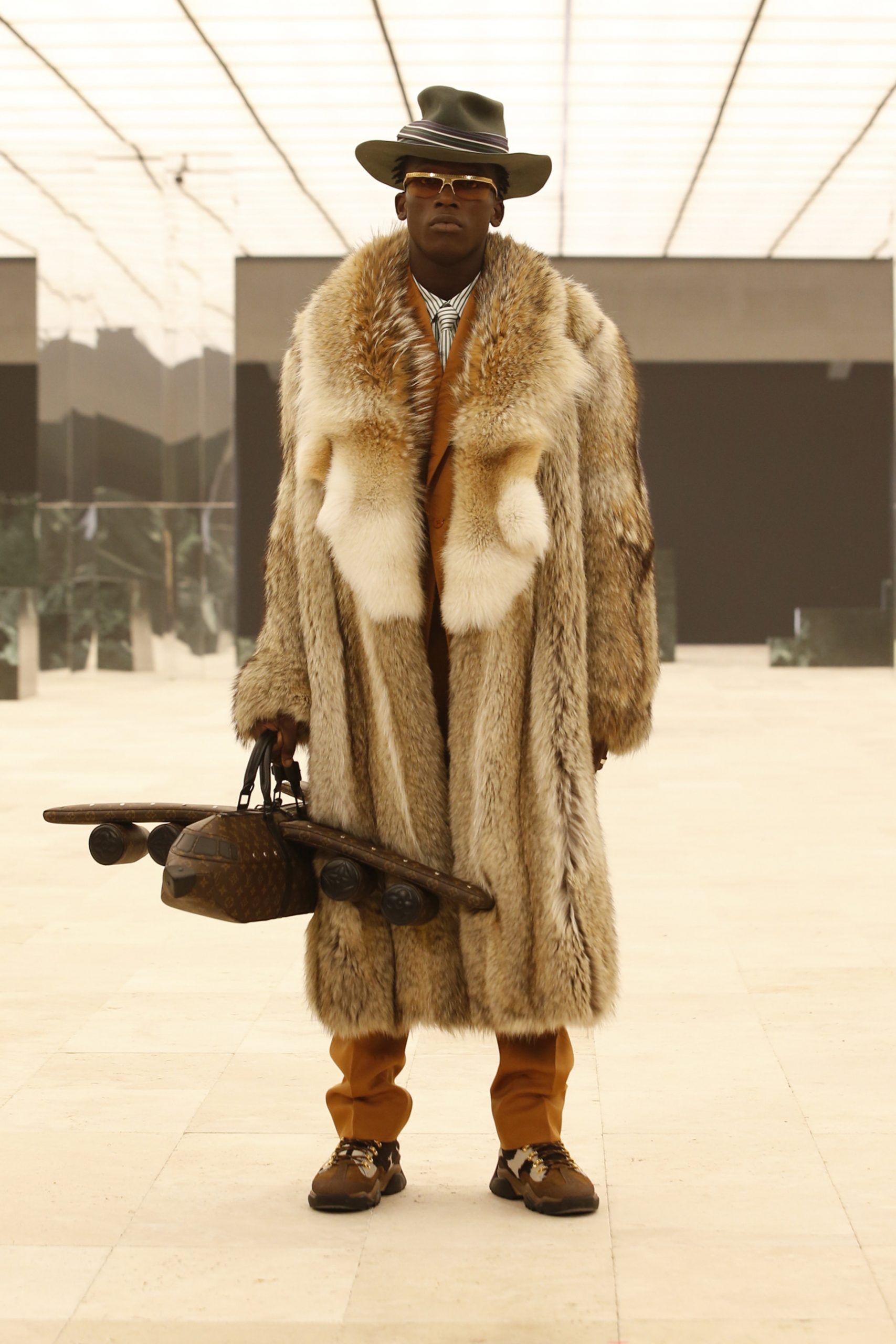 Спідниці та ґудзики-літаки: Louis Vuitton показали чоловічу колекцію FW&#8217;21