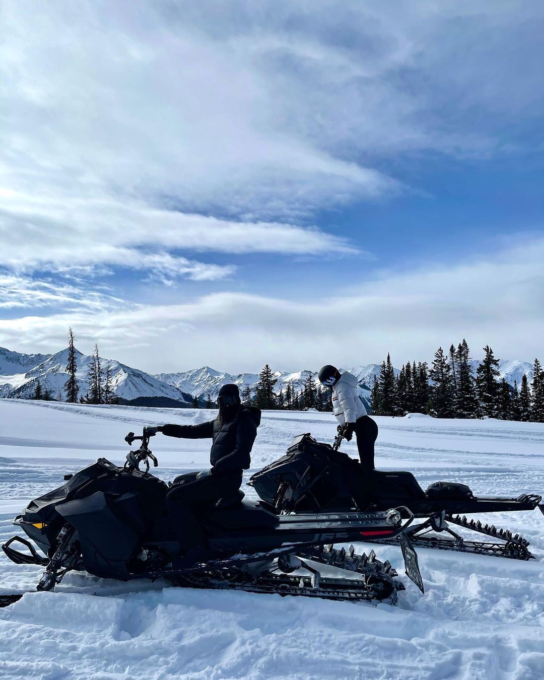 В заснеженных горах: Кайли и Кендалл Дженнер показали идеальный день в Аспене