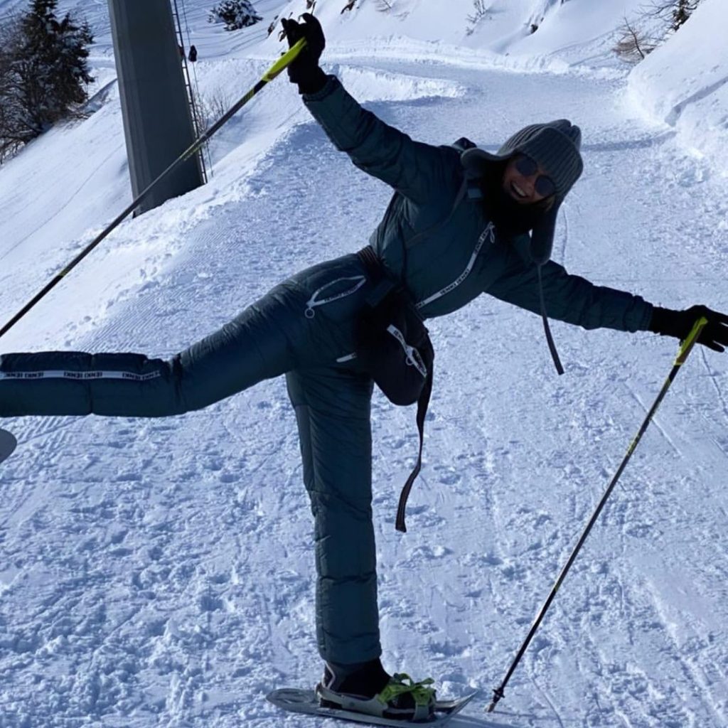 Лыжи, сноуборд и снежные вершины: Вера Брежнева с мужем и дочками отдыхает в горах
