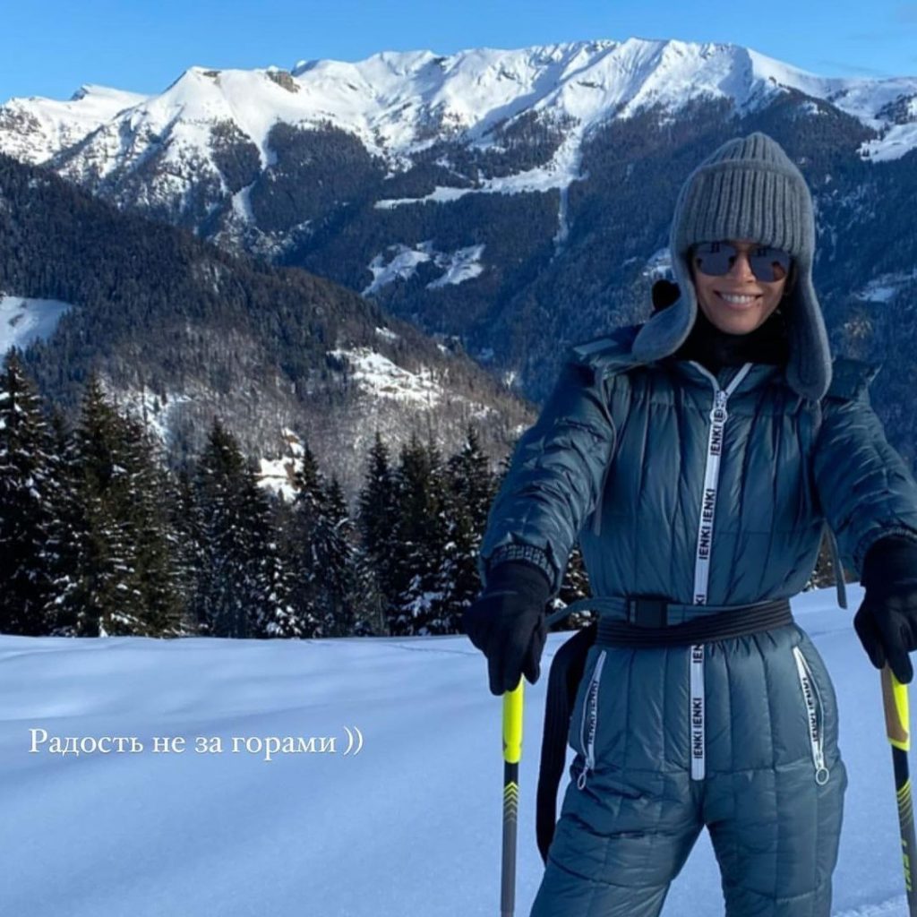Лыжи, сноуборд и снежные вершины: Вера Брежнева с мужем и дочками отдыхает в горах