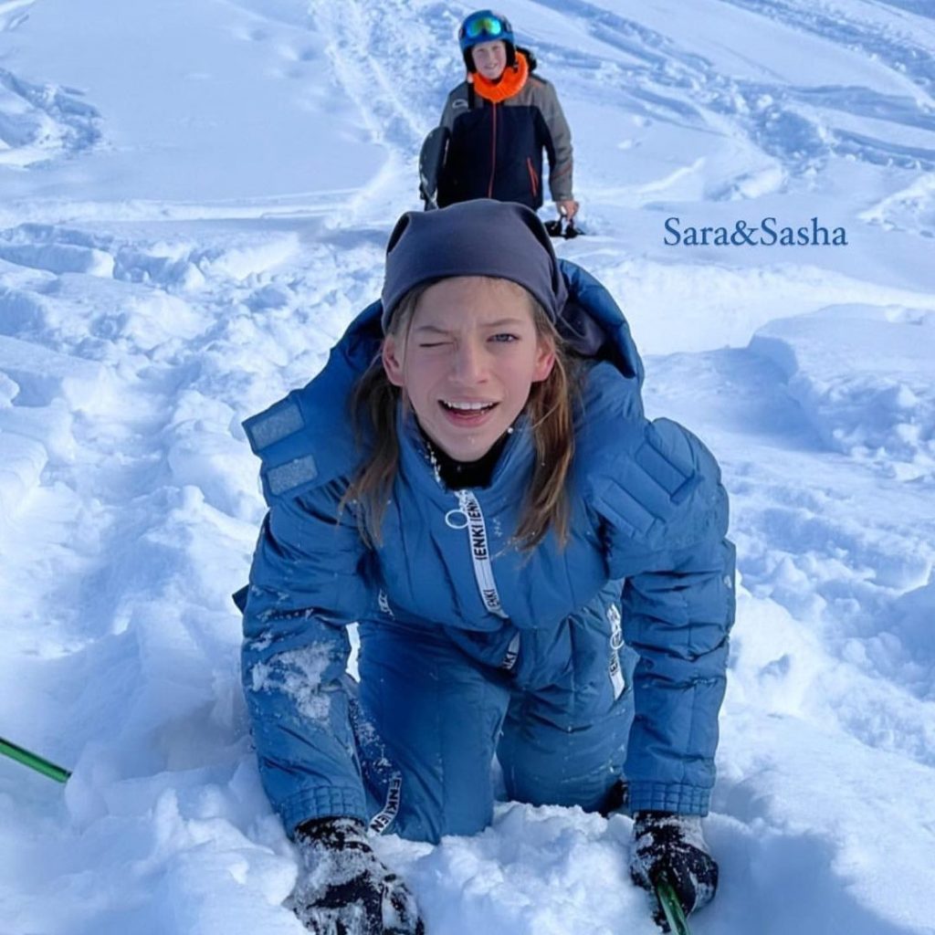 Лижі, сноуборд і снігові вершини: Віра Брежнєва з чоловіком і доньками відпочиває в горах