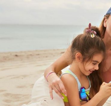 У кепках і з посмішками: Катя Сільченко з донькою в Маямі
