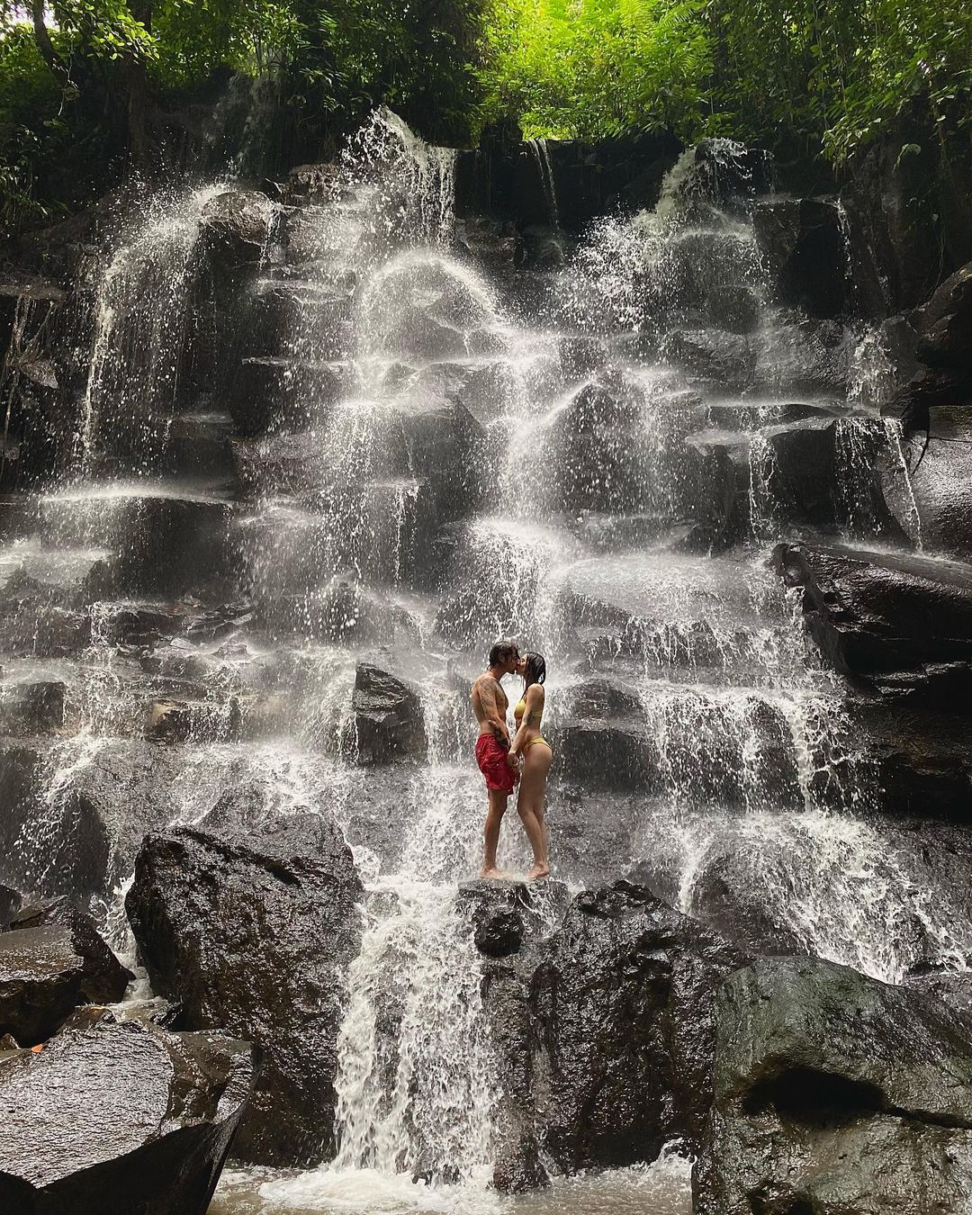Сплошная романтика: Надя Дорофеева и Владимир Дантес отправились к водопаду Канто Лампо