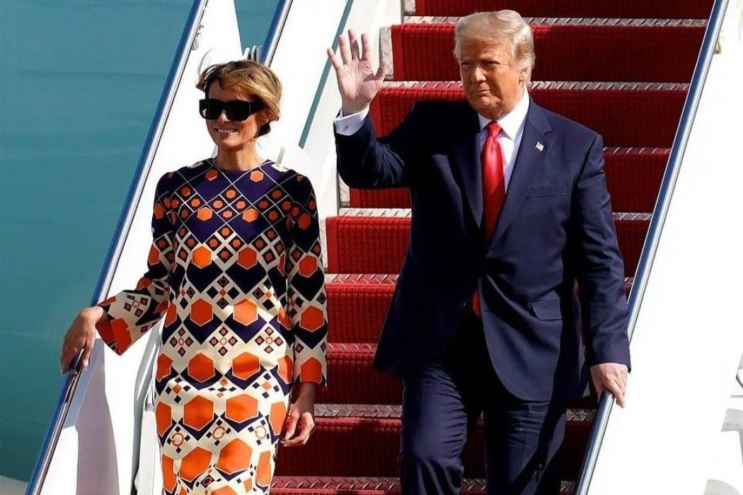 В платье Gucci и с лучезарной улыбкой: Мелания Трамп прилетела во Флориду