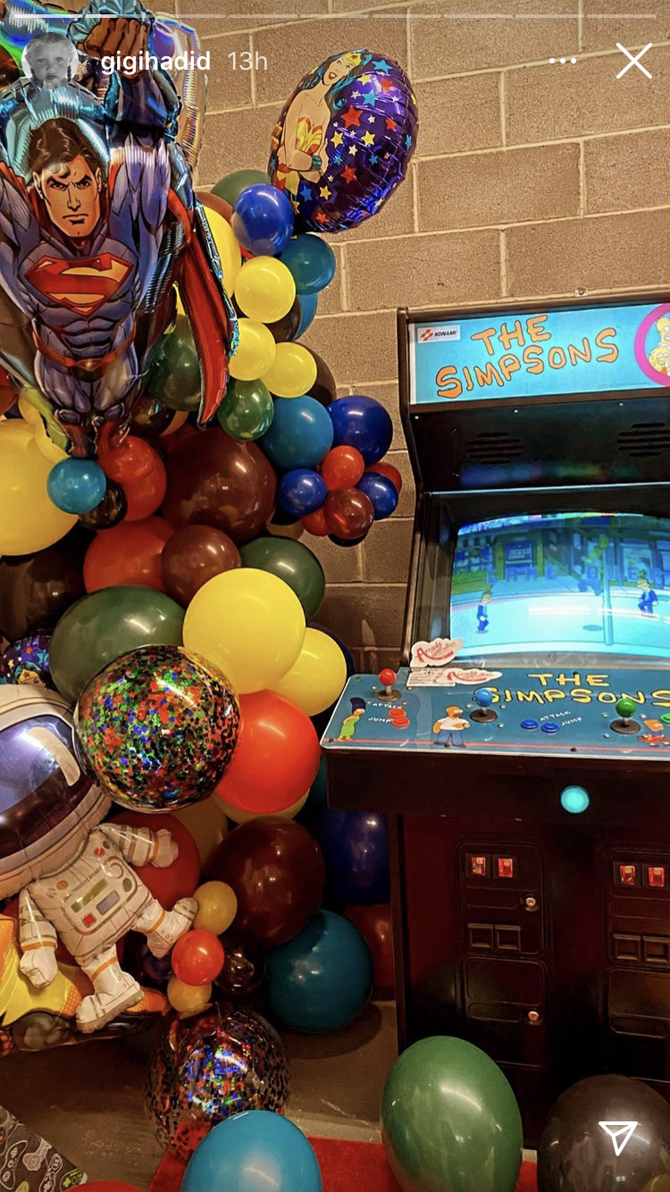 Ігрові автомати та солодощі з 90-х: Джіджі Хадід влаштувала вечірку на честь 28-річчя Зейна Маліка