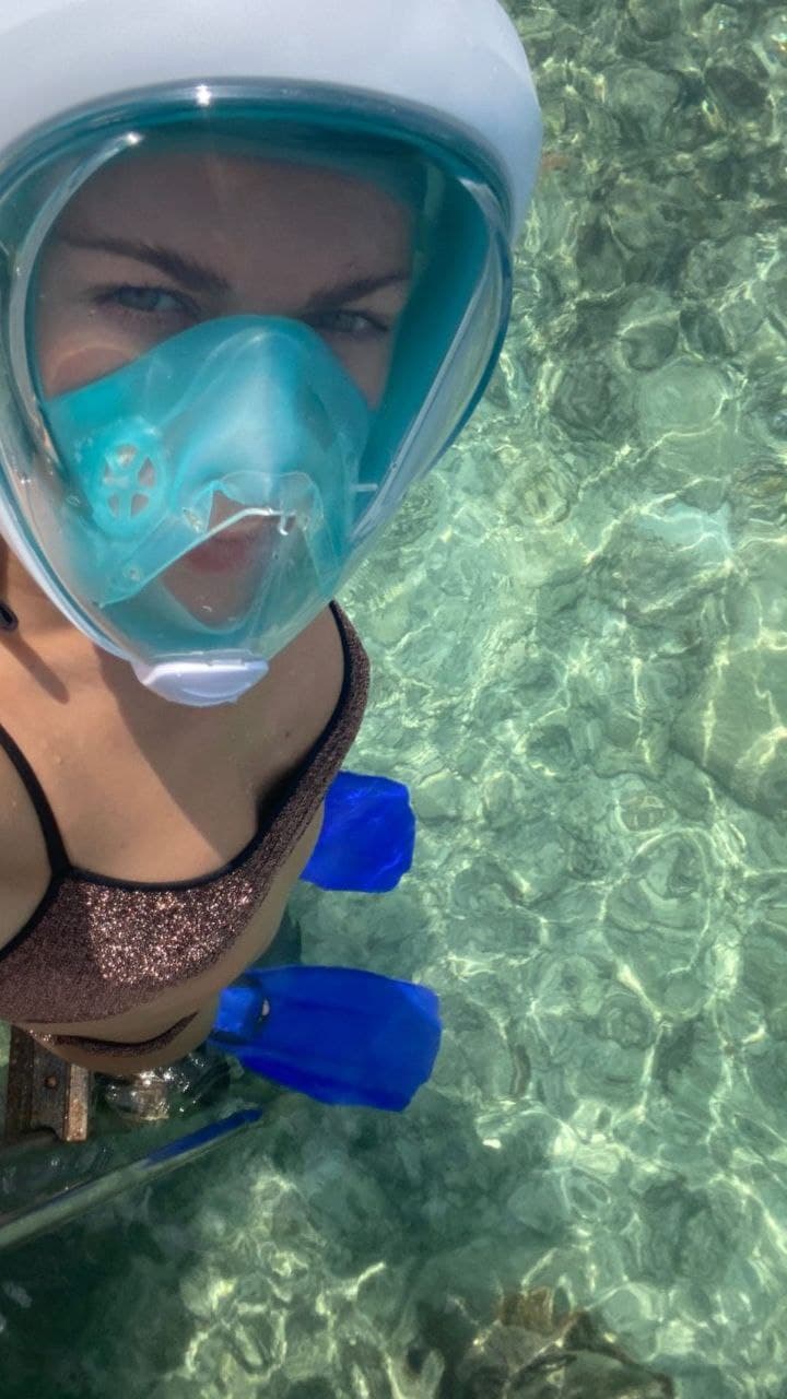 Підводна зйомка та фото в купальнику: Леся Нікітюк відпочиває на тропічному острові