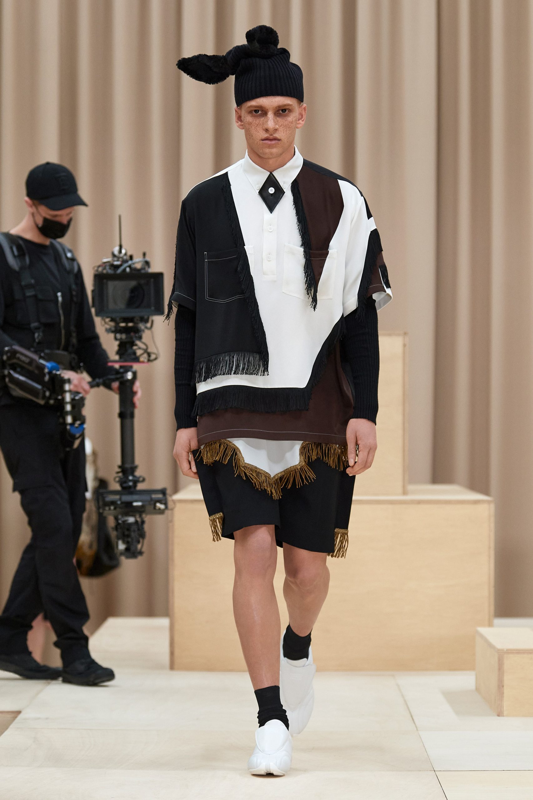 Плиссированные юбки и бахрома в мужской коллекции Burberry Fall 2021