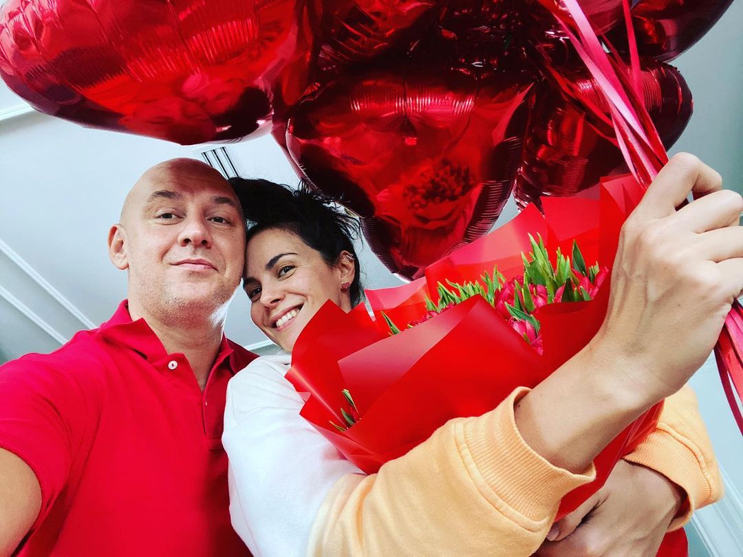 Love around: как Настя Каменских, Катя Осадчая, Санта Димопулос отпраздновали День влюблённых