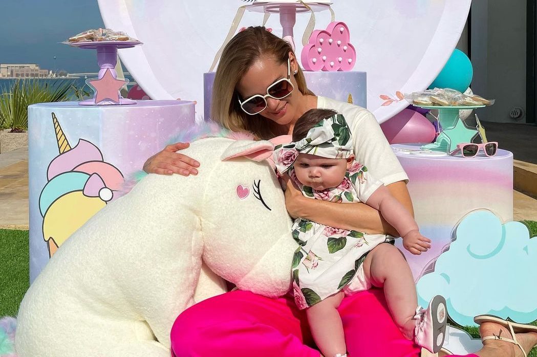 Сонячний пляж і казкові єдинороги: Анастасія Масюткіна привітала 6-місячну доньку
