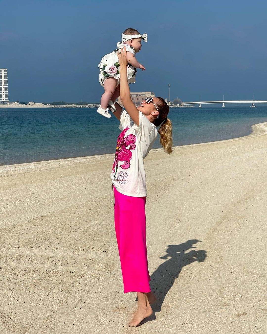 Солнечный пляж и сказочные единороги: Анастасия Масюткина поздравила 6-месячную дочь