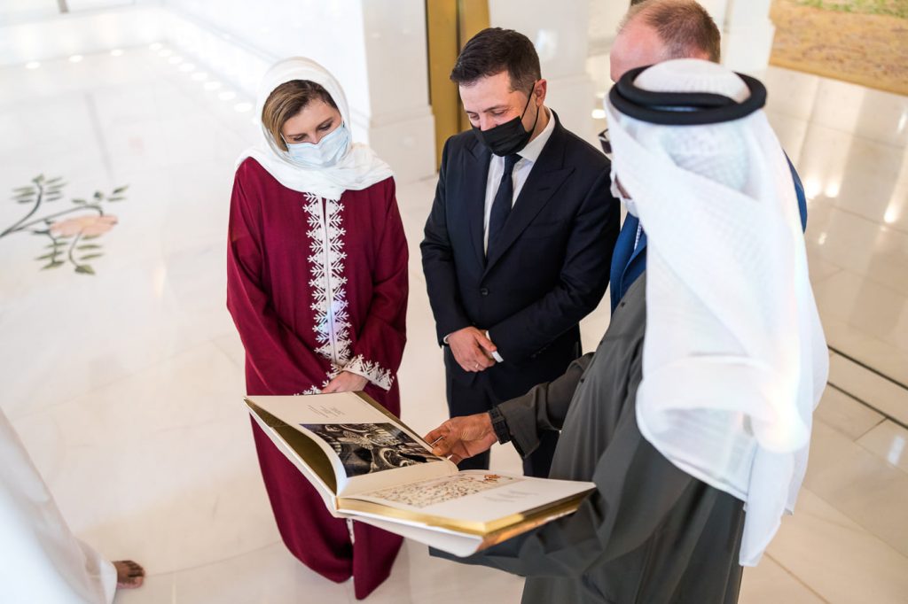 Строгие костюмы и хиджаб: что носила Елена Зеленская во время визита в ОАЭ