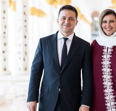 Строгі костюми та хіджаб: що носила Олена Зеленська під час візиту до ОАЕ