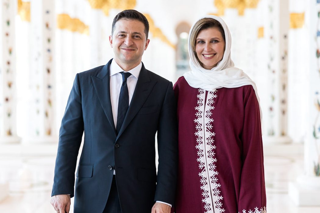Строгие костюмы и хиджаб: что носила Елена Зеленская во время визита в ОАЭ
