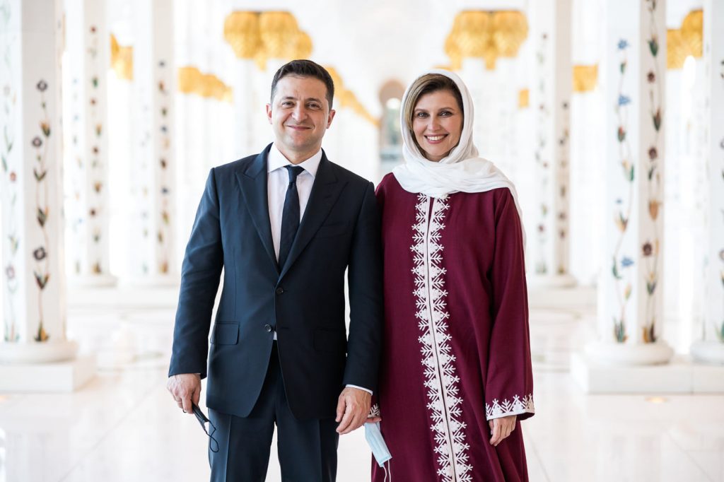 Строгі костюми та хіджаб: що носила Олена Зеленська під час візиту до ОАЕ