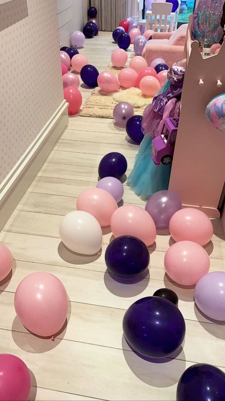 Сукня принцеси та candy-бар: Кайлі Дженнер влаштувала вечірку на честь 3-річчя доньки