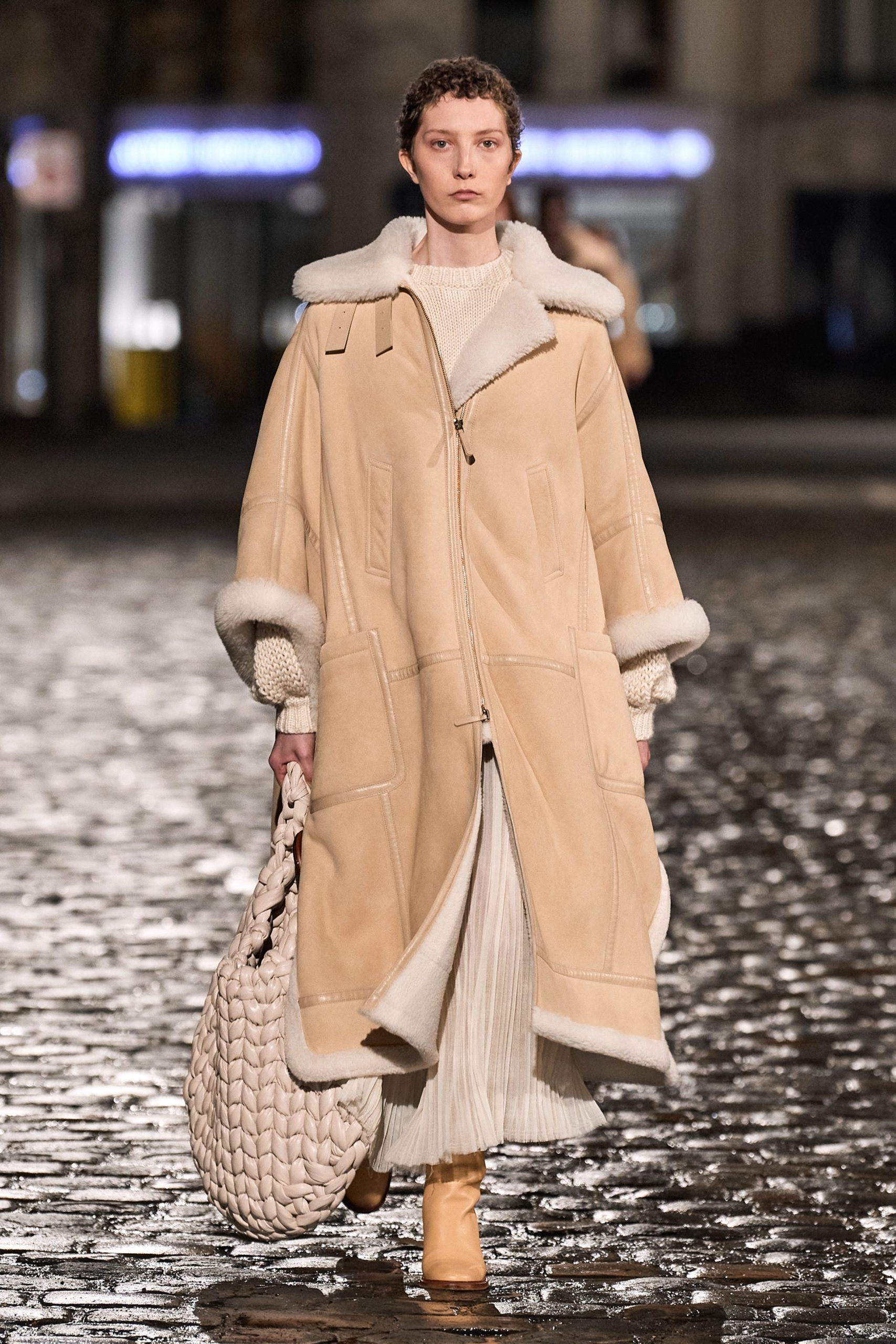 Геометрические принты и пальто в стиле пэчворк: дебютная коллекция Габриэлы Херст для Chloé