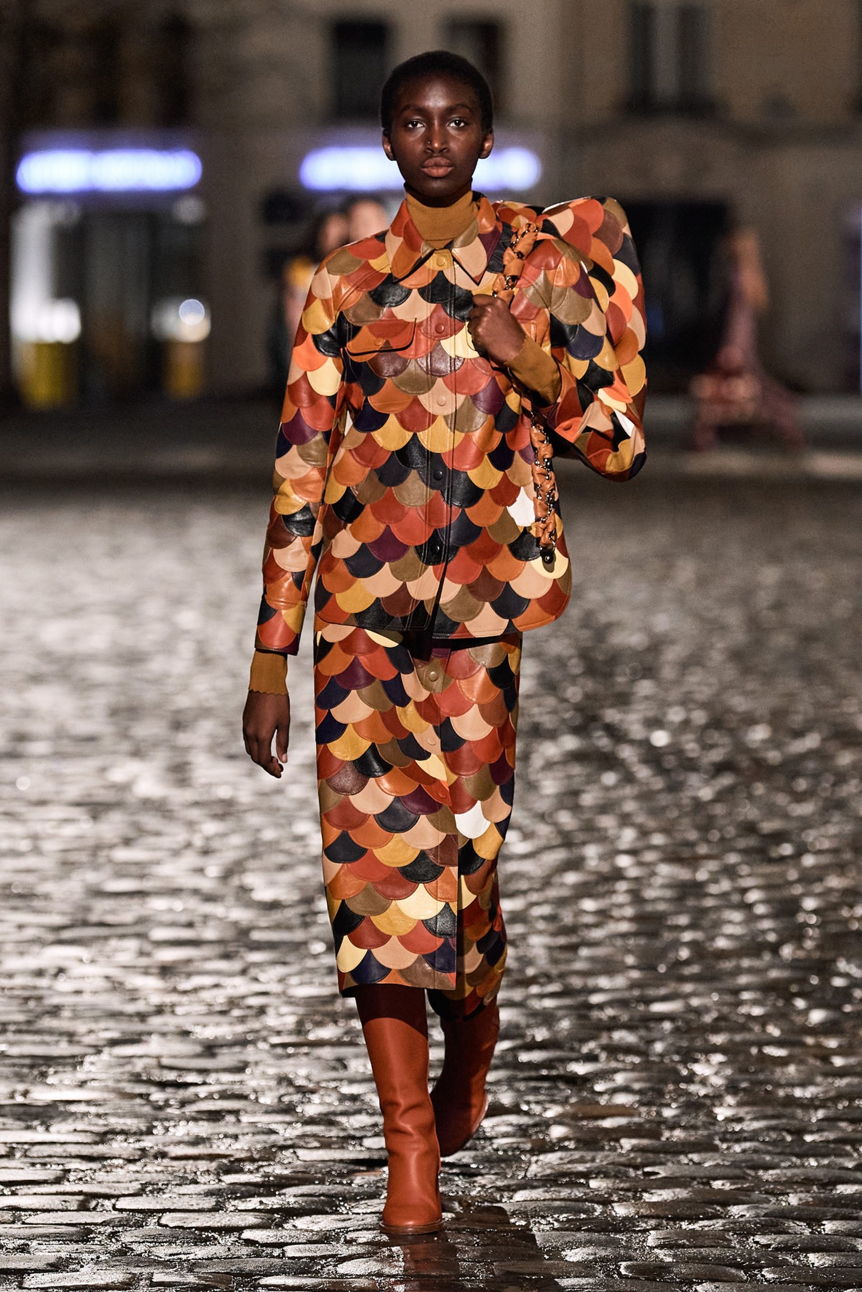 Геометричні принти та пальто в стилі печворк: дебютна колекція Габріели Герст для Chloé