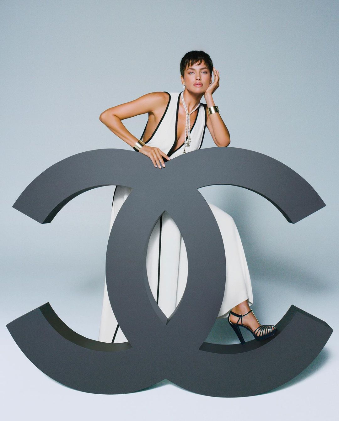 У вбраннях від Chanel та з короткою стрижкою: Ірина Шейк знялася в новій фотосесії для Vogue