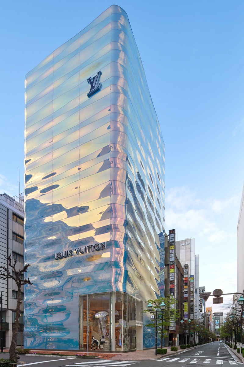 Медузи, водна гладь і страви від шеф-кухаря: Louis Vuitton відкриває магазин у Токіо