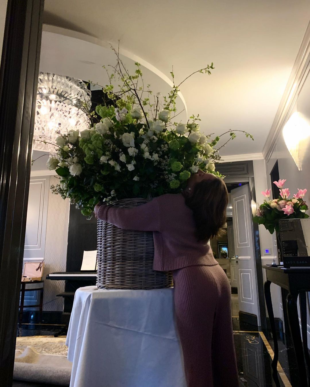 «Все цветы Рима»: как бойфренд поздравил Леди Гагу с днём рождения