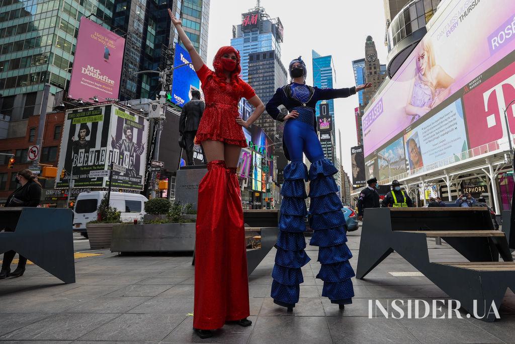 В центре Нью-Йорка устроили масштабное шоу в честь годовщины пандемии