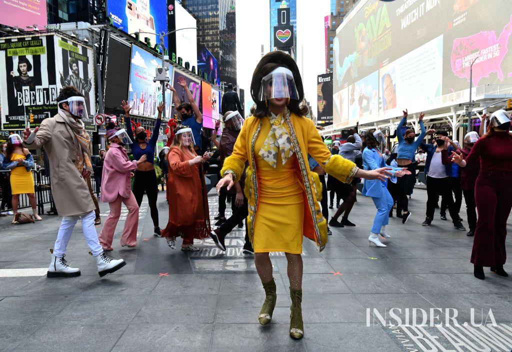 В центре Нью-Йорка устроили масштабное шоу в честь годовщины пандемии