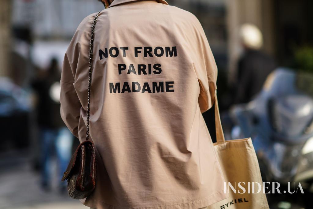 Акцент на колір і аксесуари: найкращі стритстайл образи Тижня моди в Парижі
