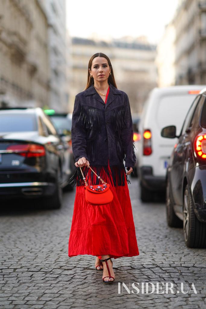 Акцент на цвет и аксессуары: лучшие стритстайл образы Недели моды в Париже