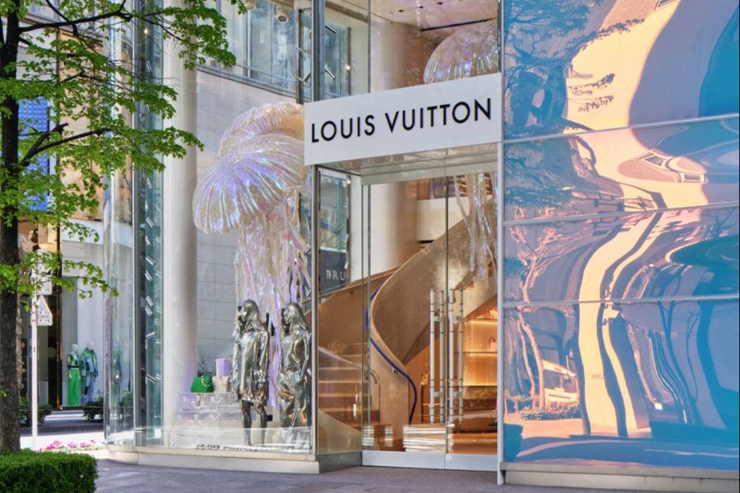 Медузы, водная гладь и блюда от шеф-повара: Louis Vuitton открывает магазин в Токио