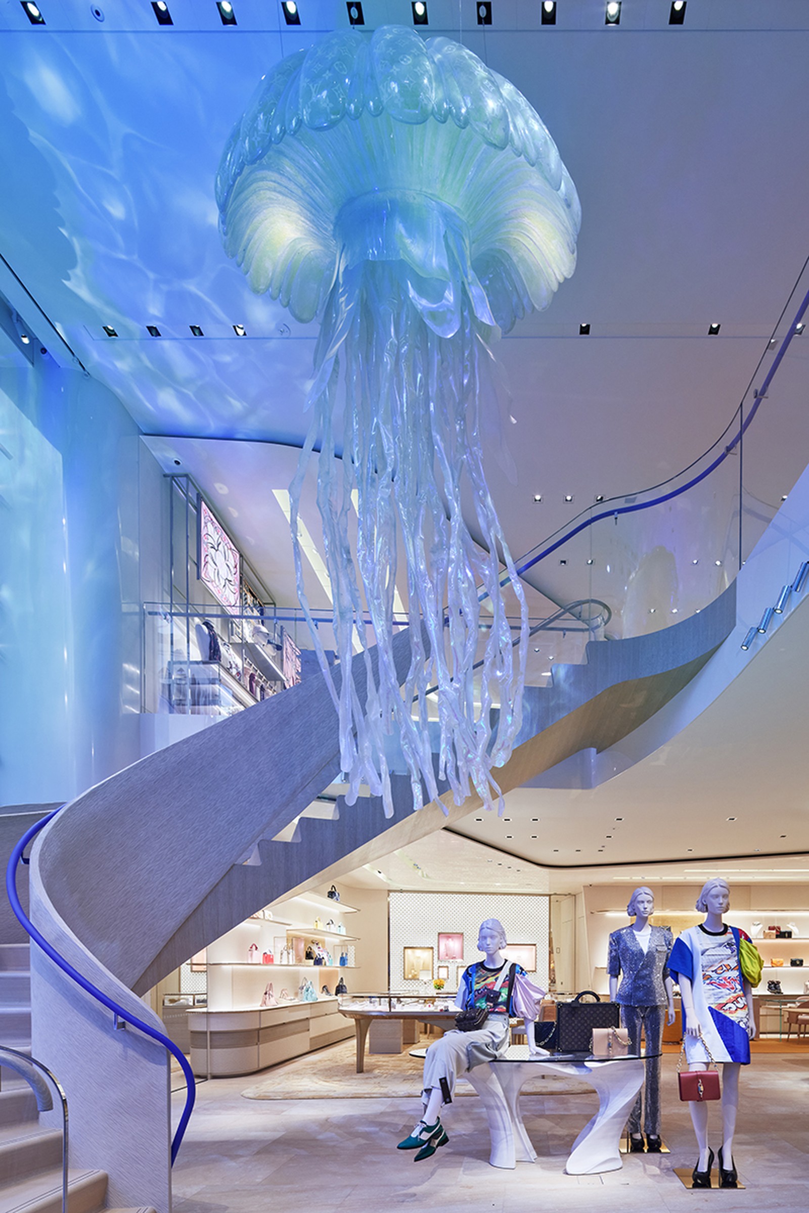 Медузи, водна гладь і страви від шеф-кухаря: Louis Vuitton відкриває магазин у Токіо