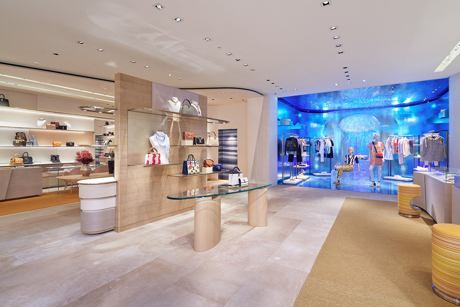 Медузы, водная гладь и блюда от шеф-повара: Louis Vuitton открывает магазин в Токио