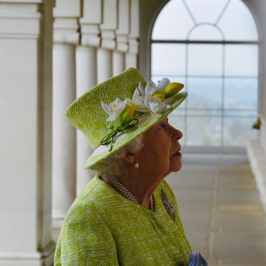 По-весняному: королева Єлизавета II вперше в 2021 році вийшла в світ