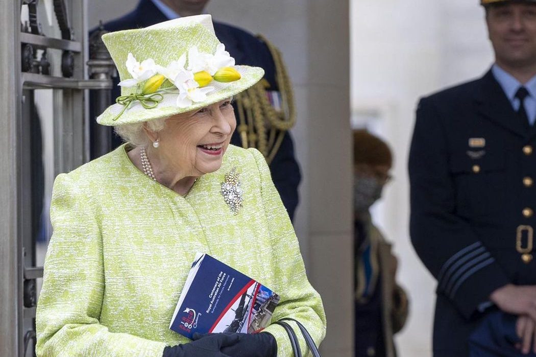 По-весеннему: королева Елизавета II впервые в 2021 году вышла в свет
